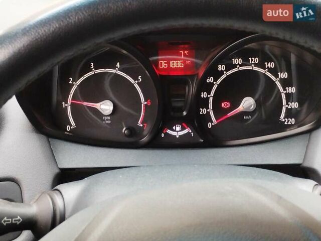 Червоний Форд Фієста, об'ємом двигуна 1.24 л та пробігом 62 тис. км за 6250 $, фото 13 на Automoto.ua