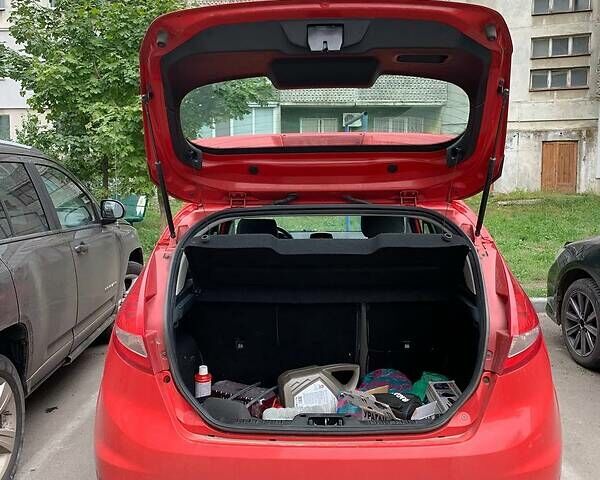 Красный Форд Фиеста, объемом двигателя 1.2 л и пробегом 98 тыс. км за 5600 $, фото 5 на Automoto.ua