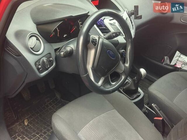 Красный Форд Фиеста, объемом двигателя 1.24 л и пробегом 148 тыс. км за 5700 $, фото 4 на Automoto.ua