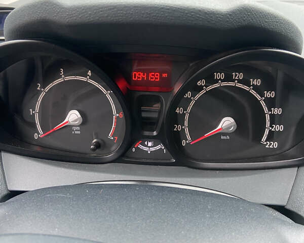 Червоний Форд Фієста, об'ємом двигуна 1.39 л та пробігом 94 тис. км за 7800 $, фото 10 на Automoto.ua