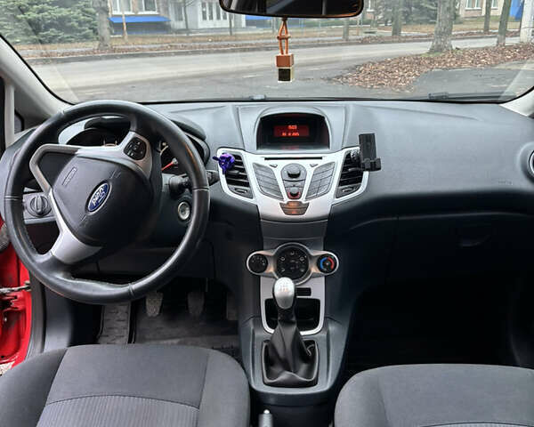 Червоний Форд Фієста, об'ємом двигуна 1.24 л та пробігом 148 тис. км за 5500 $, фото 9 на Automoto.ua