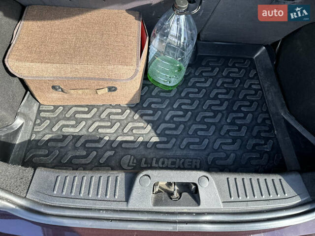 Форд Фієста 2011 у Києві на Automoto.ua Червоний Форд Фієста, об'ємом двигуна 1.24 л та пробігом 170 тис. км за 5500 $, фото 5 на Automoto.ua