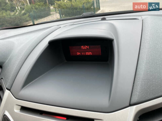 Красный Форд Фиеста, объемом двигателя 1.4 л и пробегом 65 тыс. км за 8300 $, фото 86 на Automoto.ua