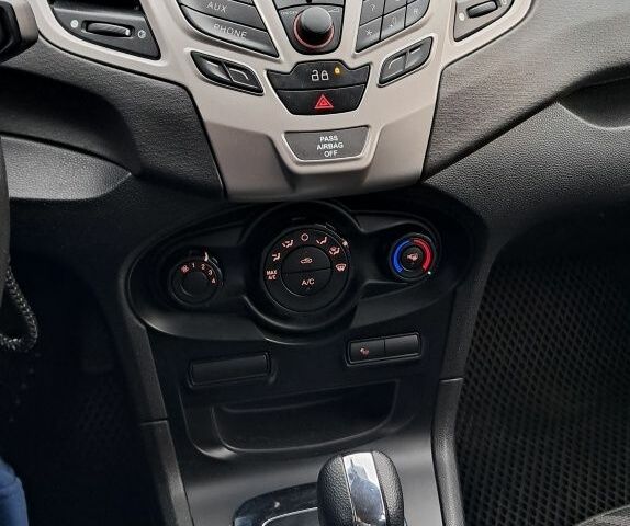 Красный Форд Фиеста, объемом двигателя 1.6 л и пробегом 156 тыс. км за 5600 $, фото 6 на Automoto.ua