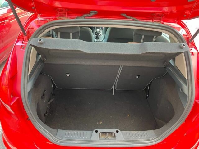 Красный Форд Фиеста, объемом двигателя 1.2 л и пробегом 129 тыс. км за 5500 $, фото 10 на Automoto.ua