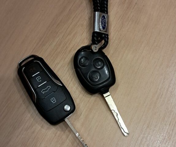 Красный Форд Фиеста, объемом двигателя 1.6 л и пробегом 156 тыс. км за 5600 $, фото 5 на Automoto.ua