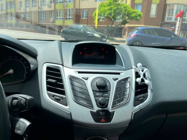 Красный Форд Фиеста, объемом двигателя 1.2 л и пробегом 129 тыс. км за 5500 $, фото 6 на Automoto.ua