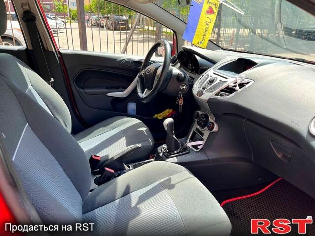 Красный Форд Фиеста, объемом двигателя 1.2 л и пробегом 127 тыс. км за 6500 $, фото 4 на Automoto.ua