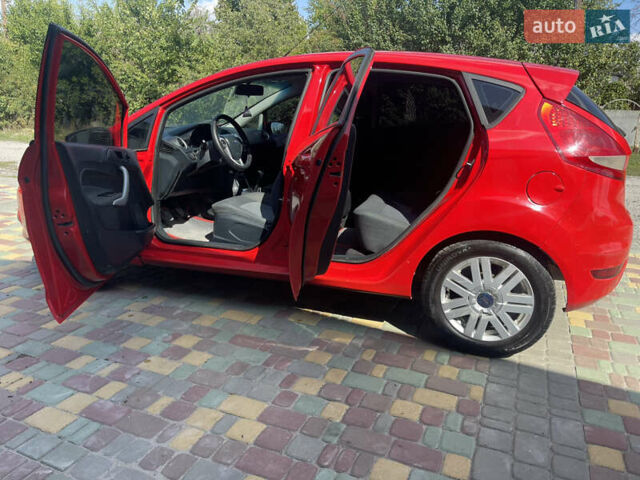Червоний Форд Фієста, об'ємом двигуна 1.24 л та пробігом 205 тис. км за 3999 $, фото 4 на Automoto.ua