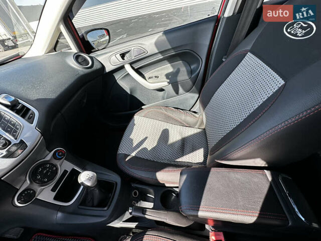 Красный Форд Фиеста, объемом двигателя 1.4 л и пробегом 200 тыс. км за 5900 $, фото 24 на Automoto.ua