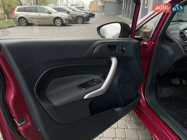 Червоний Форд Фієста, об'ємом двигуна 1.4 л та пробігом 119 тис. км за 7650 $, фото 21 на Automoto.ua