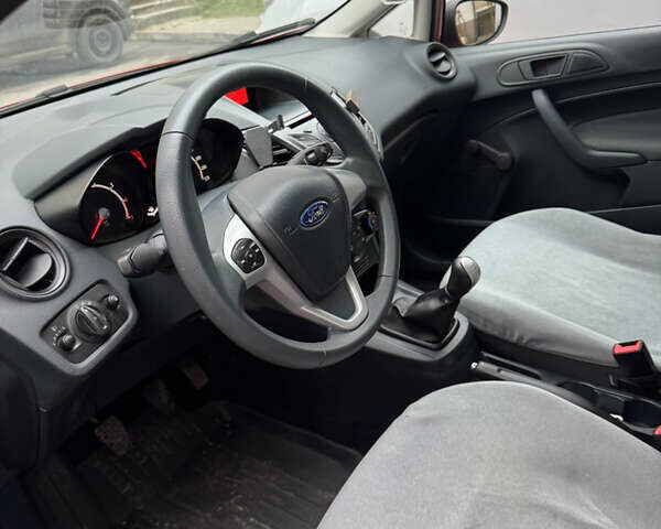 Червоний Форд Фієста, об'ємом двигуна 1.25 л та пробігом 72 тис. км за 6000 $, фото 4 на Automoto.ua