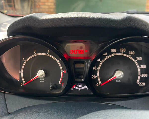 Червоний Форд Фієста, об'ємом двигуна 1.24 л та пробігом 40 тис. км за 7200 $, фото 8 на Automoto.ua