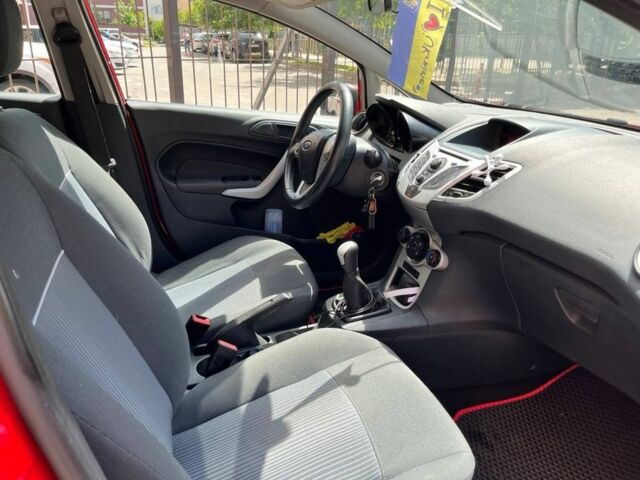 Красный Форд Фиеста, объемом двигателя 1.2 л и пробегом 129 тыс. км за 5500 $, фото 15 на Automoto.ua
