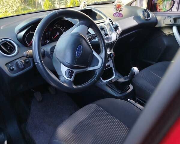 Красный Форд Фиеста, объемом двигателя 1.4 л и пробегом 131 тыс. км за 6900 $, фото 2 на Automoto.ua