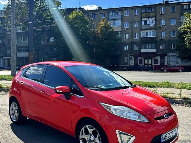 Красный Форд Фиеста, объемом двигателя 1.6 л и пробегом 250 тыс. км за 6000 $, фото 1 на Automoto.ua