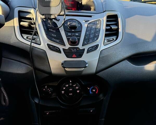 Красный Форд Фиеста, объемом двигателя 1.6 л и пробегом 120 тыс. км за 6800 $, фото 7 на Automoto.ua