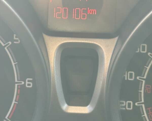 Красный Форд Фиеста, объемом двигателя 1.6 л и пробегом 120 тыс. км за 6800 $, фото 5 на Automoto.ua