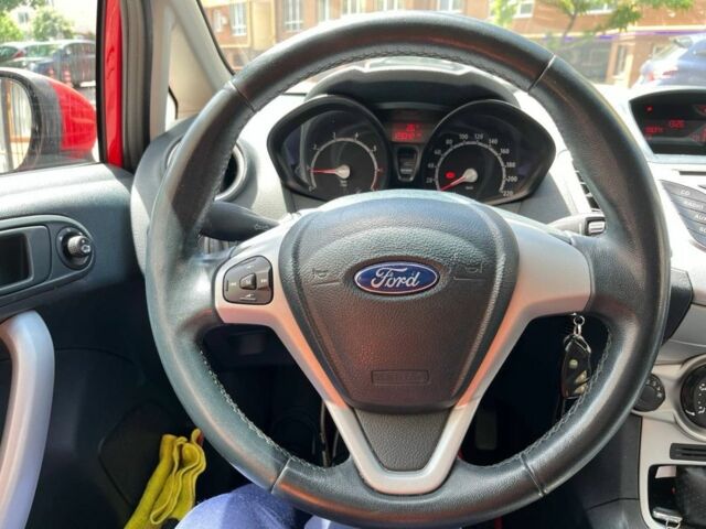 Красный Форд Фиеста, объемом двигателя 1.2 л и пробегом 129 тыс. км за 5500 $, фото 5 на Automoto.ua