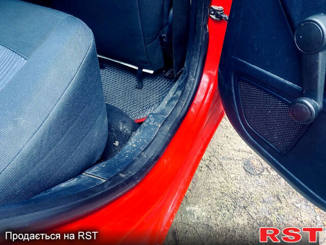 Красный Форд Фиеста, объемом двигателя 1.2 л и пробегом 202 тыс. км за 4100 $, фото 9 на Automoto.ua