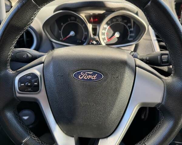 Красный Форд Фиеста, объемом двигателя 1.6 л и пробегом 120 тыс. км за 6800 $, фото 4 на Automoto.ua