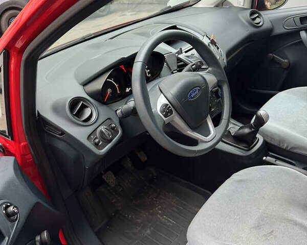 Червоний Форд Фієста, об'ємом двигуна 1.25 л та пробігом 72 тис. км за 6000 $, фото 5 на Automoto.ua