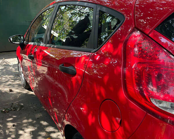 Червоний Форд Фієста, об'ємом двигуна 1.24 л та пробігом 40 тис. км за 7200 $, фото 4 на Automoto.ua