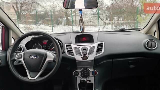 Червоний Форд Фієста, об'ємом двигуна 1.39 л та пробігом 166 тис. км за 7200 $, фото 2 на Automoto.ua