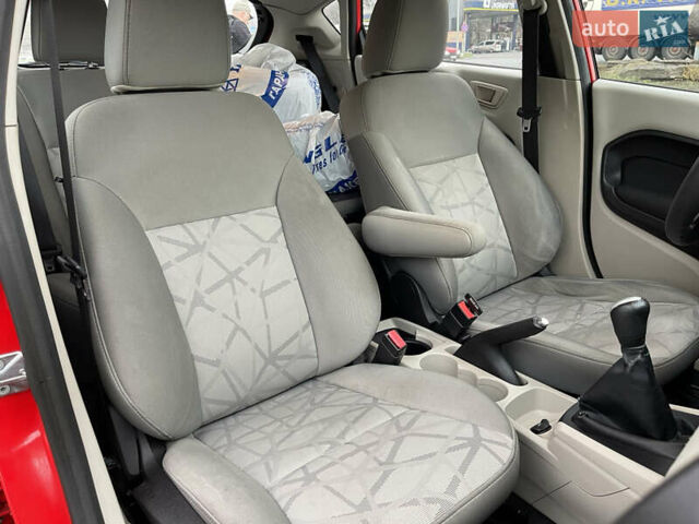 Красный Форд Фиеста, объемом двигателя 1.6 л и пробегом 237 тыс. км за 6500 $, фото 27 на Automoto.ua