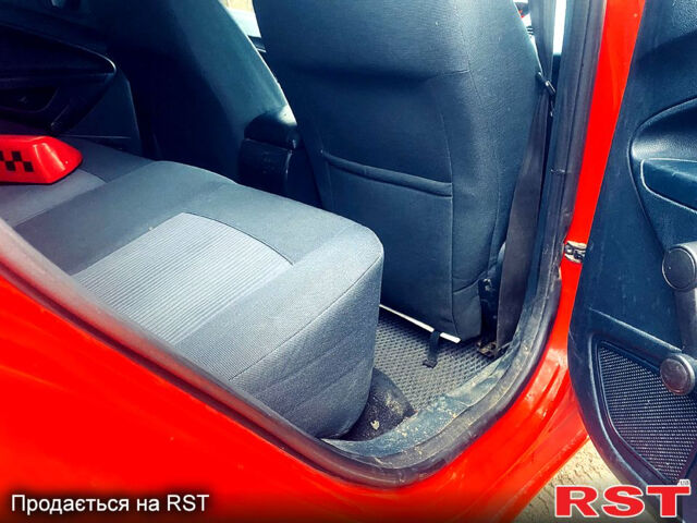 Красный Форд Фиеста, объемом двигателя 1.2 л и пробегом 202 тыс. км за 4100 $, фото 10 на Automoto.ua