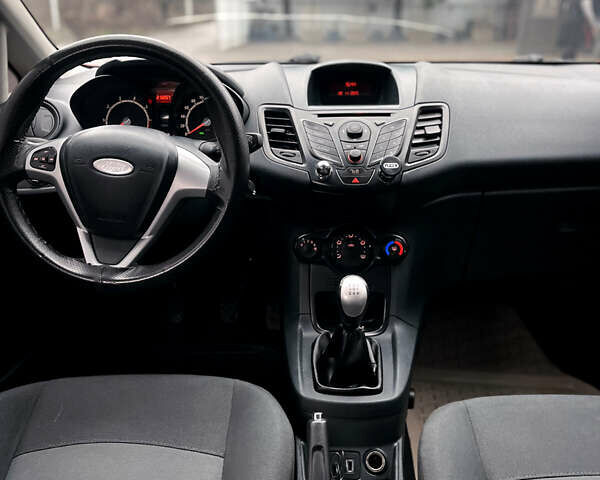 Красный Форд Фиеста, объемом двигателя 1.25 л и пробегом 213 тыс. км за 4850 $, фото 12 на Automoto.ua