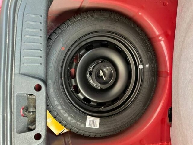 Красный Форд Фиеста, объемом двигателя 1.2 л и пробегом 129 тыс. км за 5500 $, фото 11 на Automoto.ua