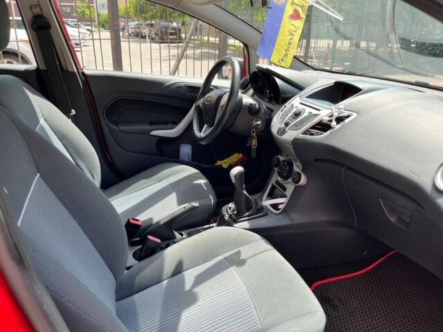 Красный Форд Фиеста, объемом двигателя 1.2 л и пробегом 129 тыс. км за 5500 $, фото 14 на Automoto.ua