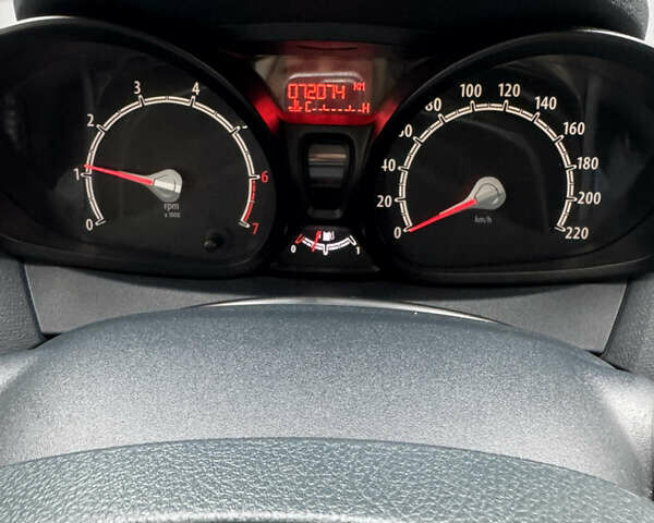 Червоний Форд Фієста, об'ємом двигуна 1.25 л та пробігом 72 тис. км за 6000 $, фото 7 на Automoto.ua