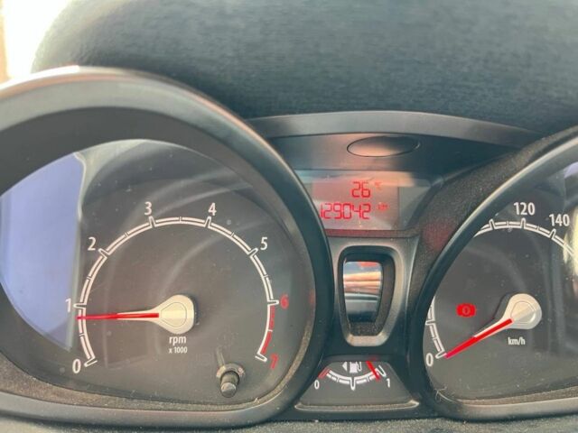 Красный Форд Фиеста, объемом двигателя 1.2 л и пробегом 129 тыс. км за 5500 $, фото 16 на Automoto.ua