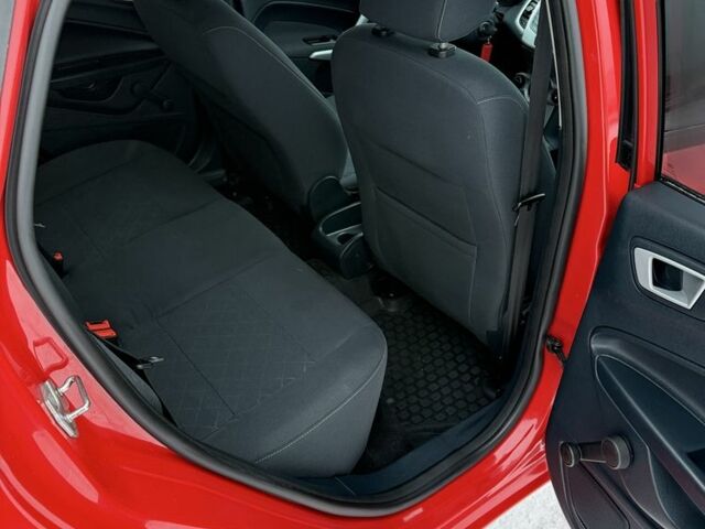 Червоний Форд Фієста, об'ємом двигуна 1.4 л та пробігом 125 тис. км за 7500 $, фото 12 на Automoto.ua