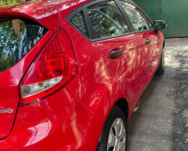 Червоний Форд Фієста, об'ємом двигуна 1.24 л та пробігом 40 тис. км за 7200 $, фото 5 на Automoto.ua