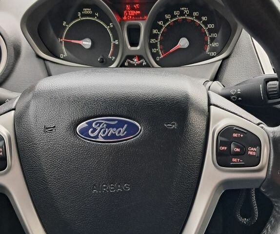 Красный Форд Фиеста, объемом двигателя 1.6 л и пробегом 156 тыс. км за 5600 $, фото 4 на Automoto.ua