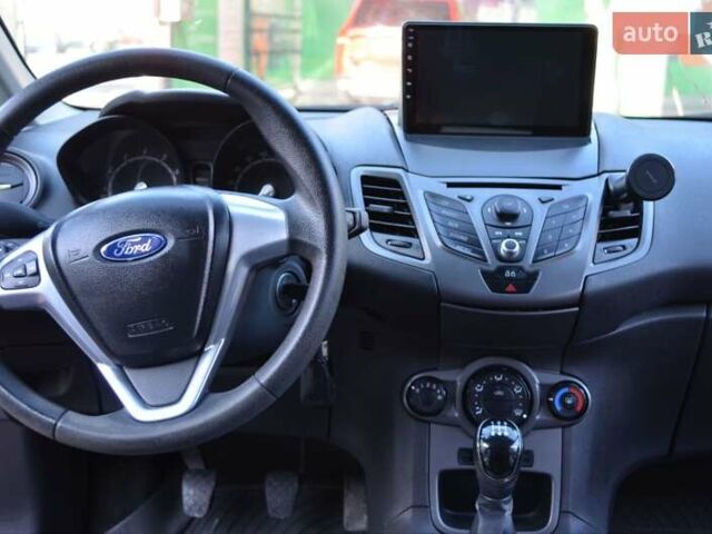 Красный Форд Фиеста, объемом двигателя 1.24 л и пробегом 189 тыс. км за 5600 $, фото 16 на Automoto.ua