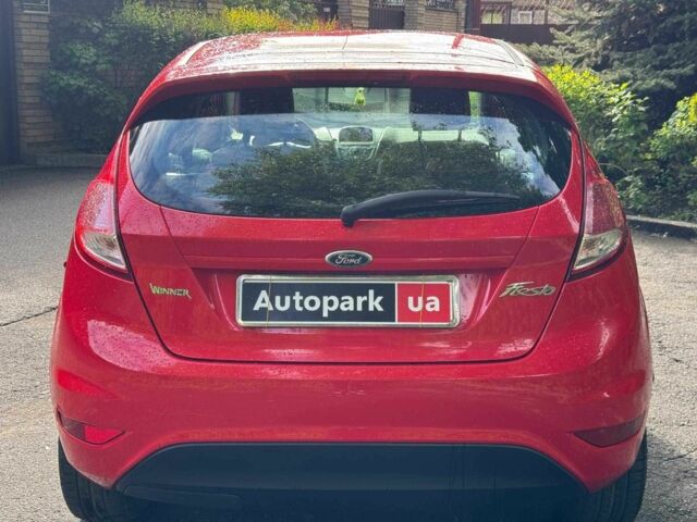 Красный Форд Фиеста, объемом двигателя 1 л и пробегом 130 тыс. км за 5740 $, фото 3 на Automoto.ua