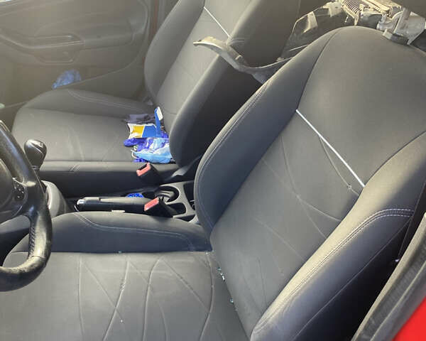 Красный Форд Фиеста, объемом двигателя 1 л и пробегом 80 тыс. км за 2200 $, фото 3 на Automoto.ua