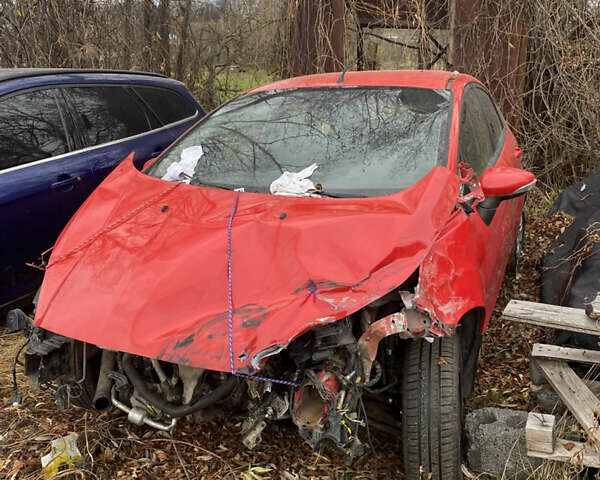 Красный Форд Фиеста, объемом двигателя 1 л и пробегом 80 тыс. км за 2200 $, фото 7 на Automoto.ua