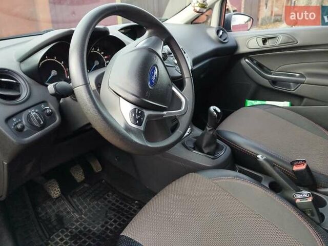 Червоний Форд Фієста, об'ємом двигуна 1 л та пробігом 57 тис. км за 6800 $, фото 5 на Automoto.ua