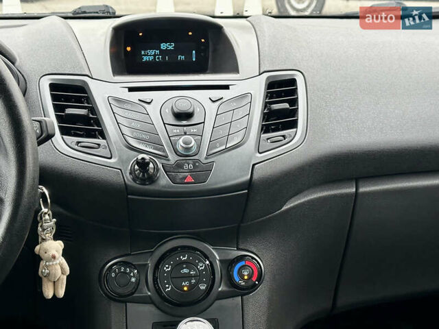 Красный Форд Фиеста, объемом двигателя 1 л и пробегом 72 тыс. км за 7500 $, фото 10 на Automoto.ua