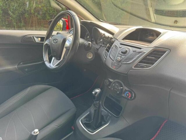 Красный Форд Фиеста, объемом двигателя 1 л и пробегом 130 тыс. км за 5740 $, фото 12 на Automoto.ua