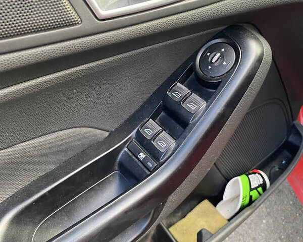 Красный Форд Фиеста, объемом двигателя 1 л и пробегом 80 тыс. км за 2200 $, фото 5 на Automoto.ua