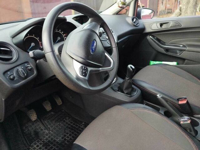 Червоний Форд Фієста, об'ємом двигуна 1 л та пробігом 57 тис. км за 6800 $, фото 9 на Automoto.ua