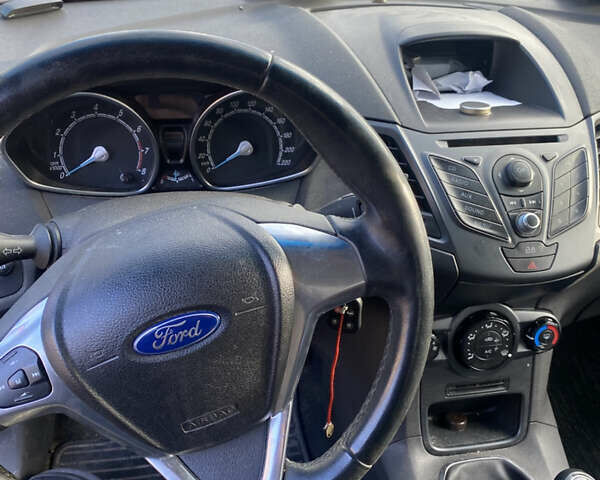 Красный Форд Фиеста, объемом двигателя 1 л и пробегом 80 тыс. км за 2200 $, фото 4 на Automoto.ua