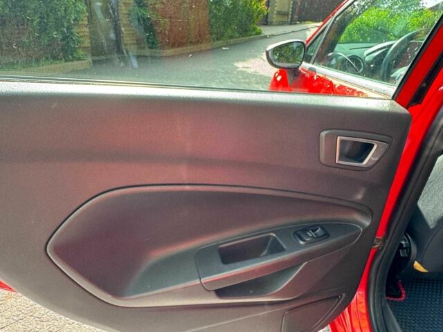 Красный Форд Фиеста, объемом двигателя 1 л и пробегом 130 тыс. км за 5740 $, фото 23 на Automoto.ua