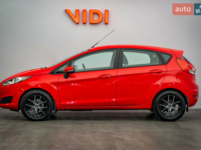 Красный Форд Фиеста, объемом двигателя 1 л и пробегом 100 тыс. км за 6995 $, фото 2 на Automoto.ua